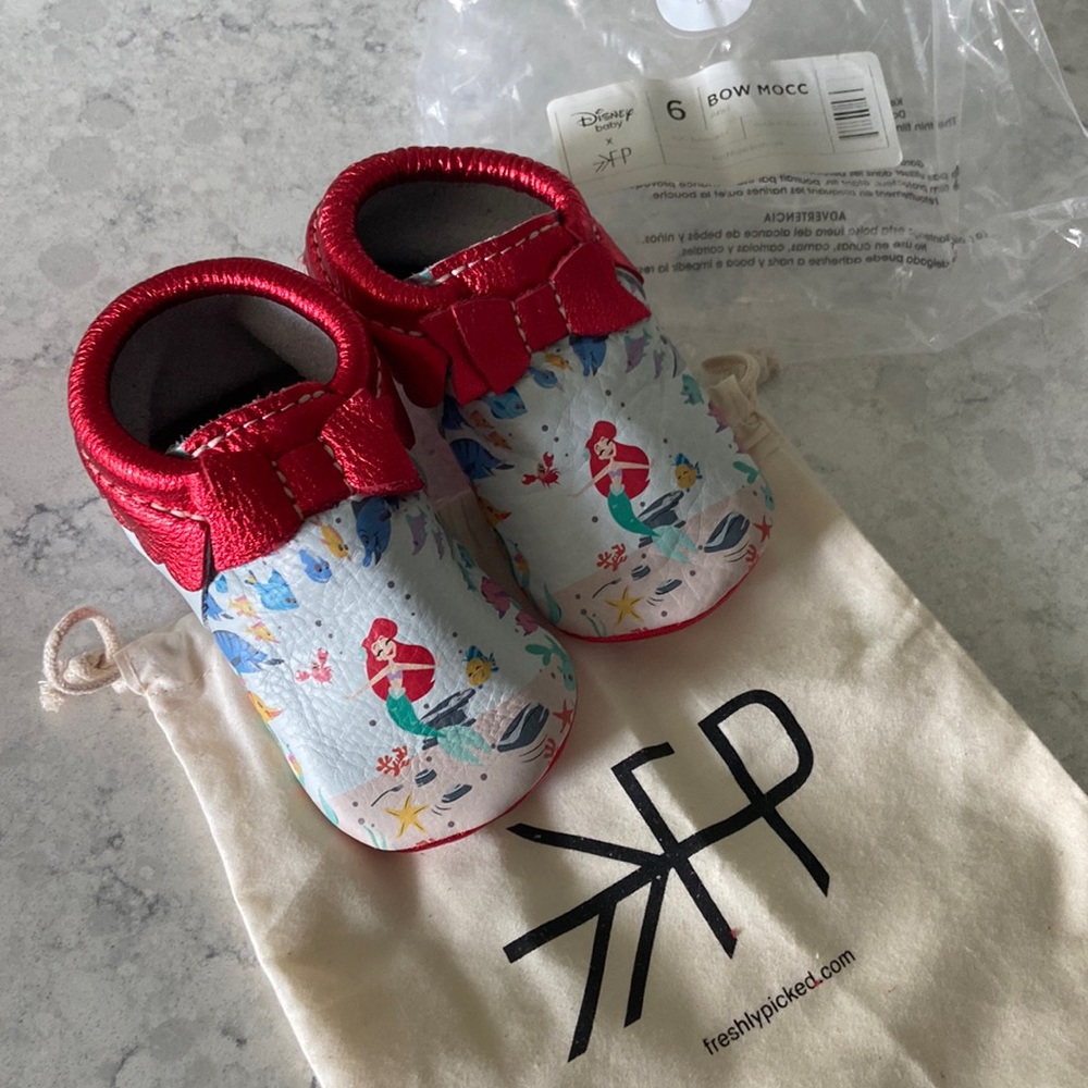 Disney Little Mermaid Freshly Picked leather Bow Moccasins size 6